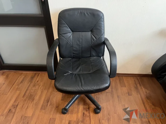 Lote 007 - Silla operativa con ruedas, descansabrazo, asiento y respaldo color negro