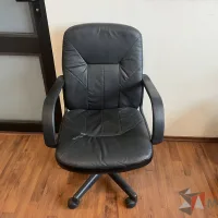 Lote 007 - Silla operativa con ruedas, descansabrazo, asiento y respaldo color negro - Imagen 3