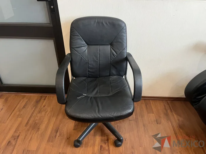 Lote 007 - Silla operativa con ruedas, descansabrazo, asiento y respaldo color negro - Imagen 3