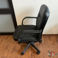 Lote 007 - Silla operativa con ruedas, descansabrazo, asiento y respaldo color negro - Imagen 4