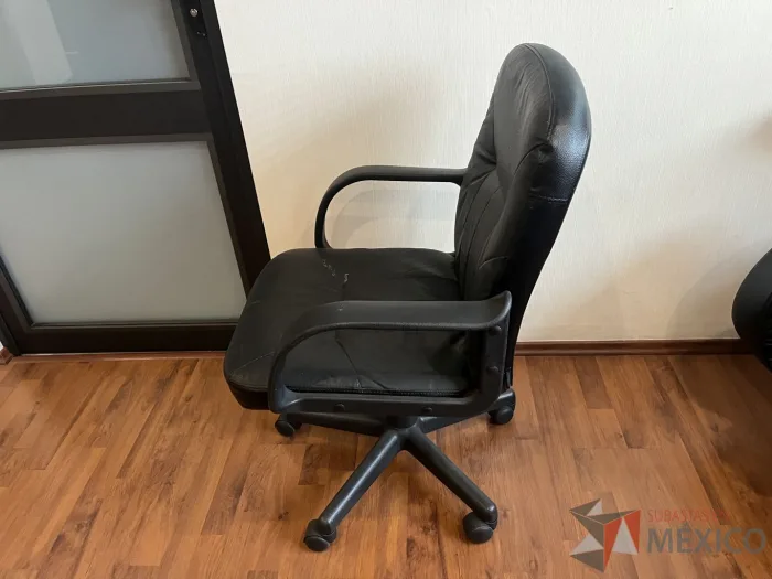 Lote 007 - Silla operativa con ruedas, descansabrazo, asiento y respaldo color negro - Imagen 4