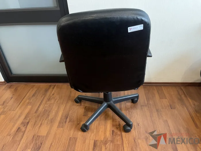 Lote 007 - Silla operativa con ruedas, descansabrazo, asiento y respaldo color negro - Imagen 5
