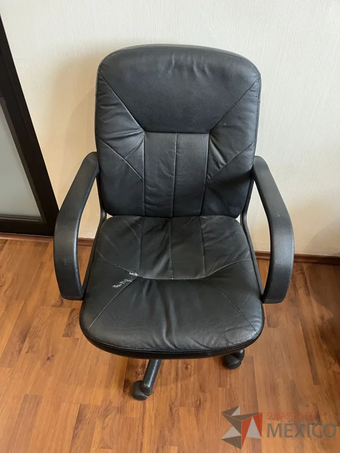 Lote 007 - Silla operativa con ruedas, descansabrazo, asiento y respaldo color negro - Imagen 7