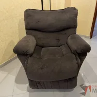 Lote 021 - Sillón eléctrico reclinable con asiento y respaldo en tela color café