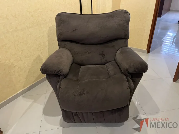 Lote 021 - Sillón eléctrico reclinable con asiento y respaldo en tela color café