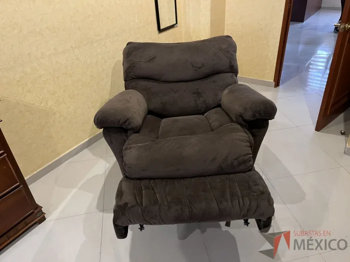 Lote 021 - Sillón eléctrico reclinable con asiento y respaldo en tela color café - Imagen 4