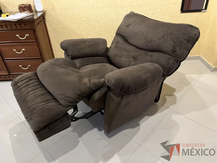 Lote 021 - Sillón eléctrico reclinable con asiento y respaldo en tela color café - Imagen 5