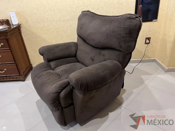 Lote 021 - Sillón eléctrico reclinable con asiento y respaldo en tela color café - Imagen 6