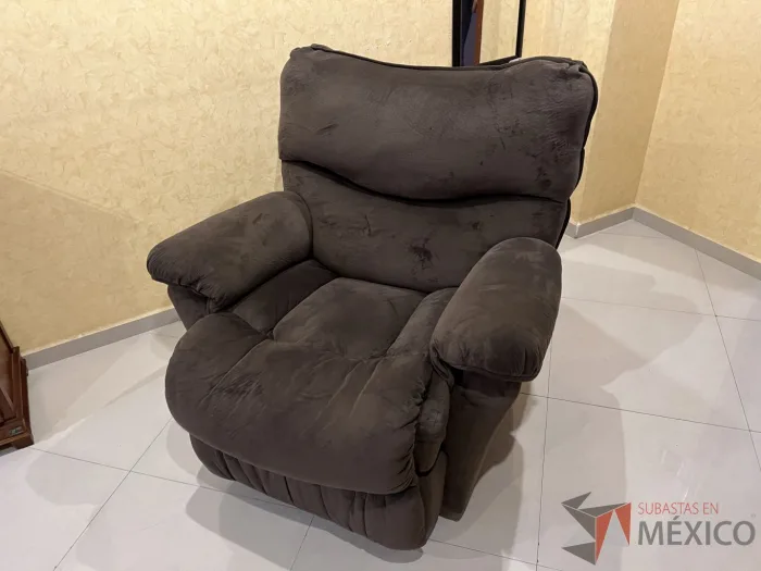 Lote 021 - Sillón eléctrico reclinable con asiento y respaldo en tela color café - Imagen 7