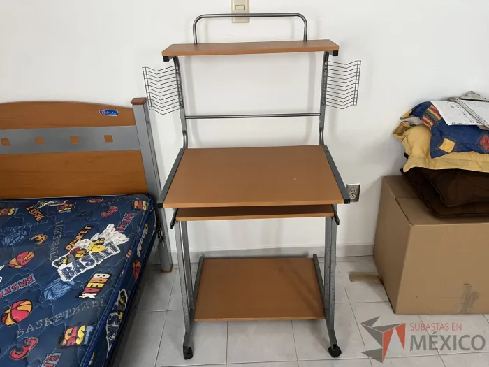 Lote 034 - Mueble para computadora