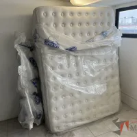 Lote 041 - Cama matrimonial con colchón Spring Air y box spring con patas