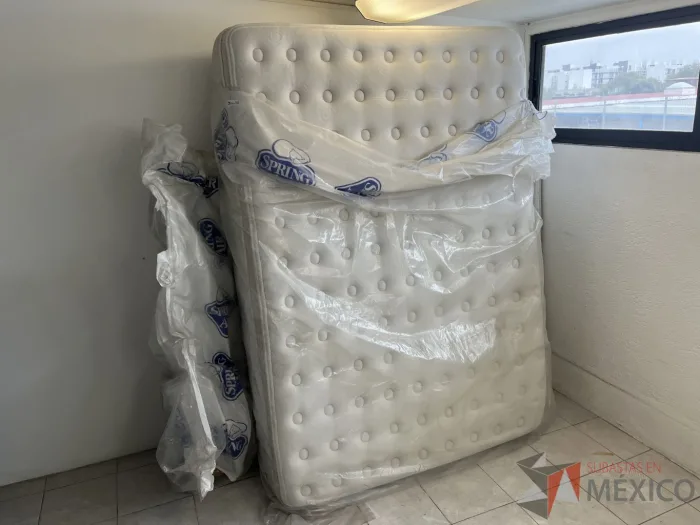 Lote 041 - Cama matrimonial con colchón Spring Air y box spring con patas