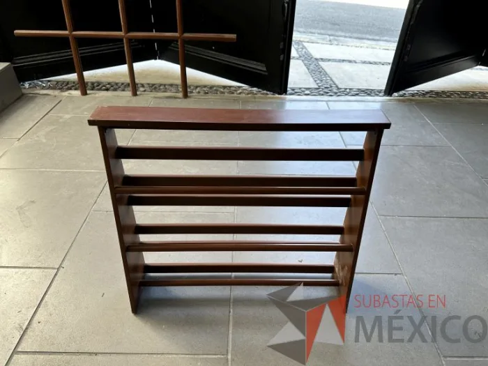 Lote 035 - 2 Zapateras de madera