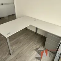 Lote 031 - Escritorio en escuadra con archivero de pedestal con 3 cajones y con orificios para cable