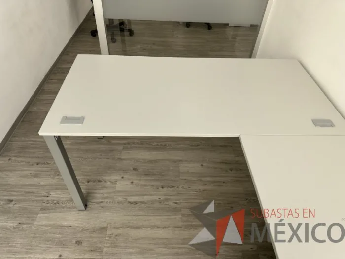 Lote 031 - Escritorio en escuadra con archivero de pedestal con 3 cajones y con orificios para cable - Imagen 6