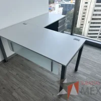 Lote 031 - Escritorio en escuadra con archivero de pedestal con 3 cajones y con orificios para cable - Imagen 7