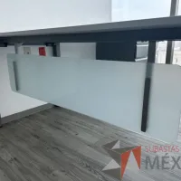 Lote 031 - Escritorio en escuadra con archivero de pedestal con 3 cajones y con orificios para cable - Imagen 8