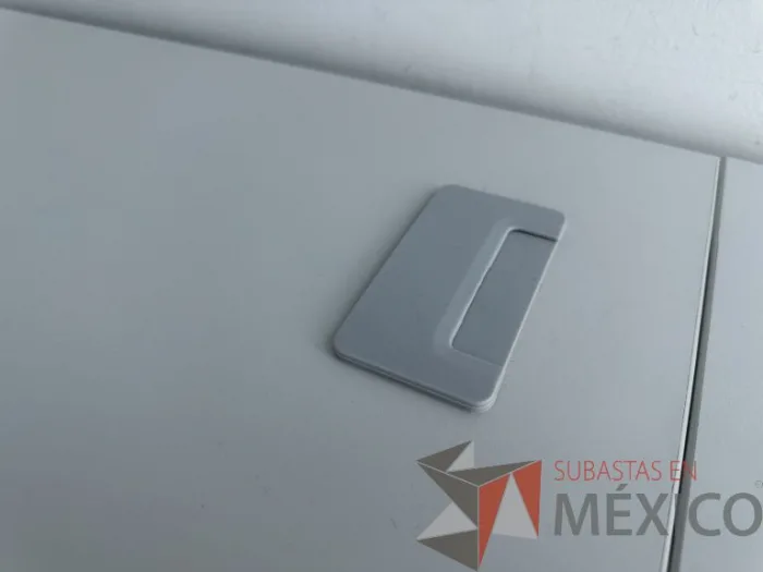 Lote 031 - Escritorio en escuadra con archivero de pedestal con 3 cajones y con orificios para cable - Imagen 10