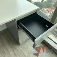 Lote 031 - Escritorio en escuadra con archivero de pedestal con 3 cajones y con orificios para cable - Imagen 11