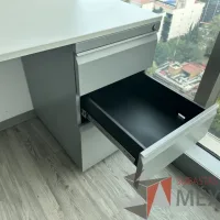 Lote 031 - Escritorio en escuadra con archivero de pedestal con 3 cajones y con orificios para cable - Imagen 12