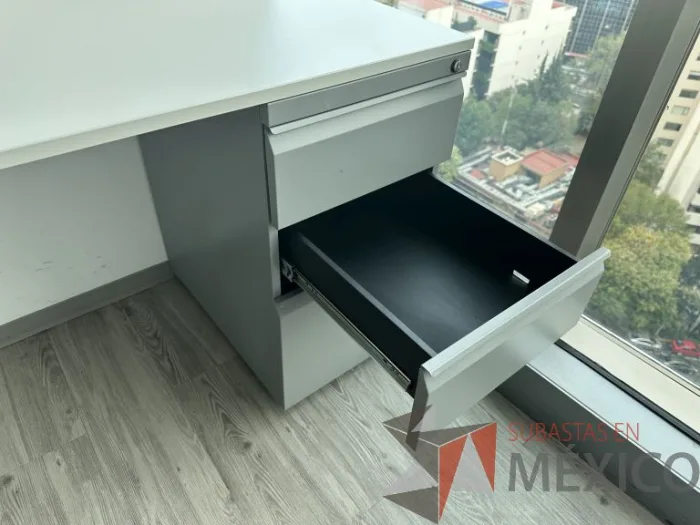Lote 031 - Escritorio en escuadra con archivero de pedestal con 3 cajones y con orificios para cable - Imagen 12