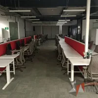 Lote 017 - Estación de trabajo para 10 personas con base metálica y cubierta color blanco - Imagen 3