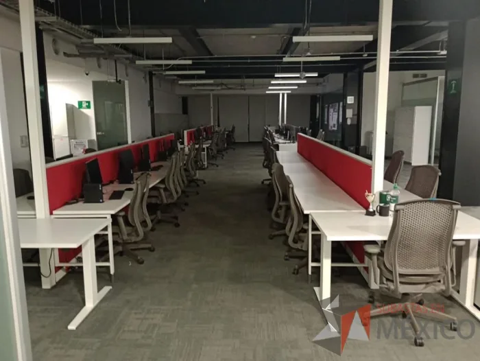 Lote 017 - Estación de trabajo para 10 personas con base metálica y cubierta color blanco - Imagen 3
