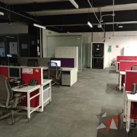Lote 017 - Estación de trabajo para 10 personas con base metálica y cubierta color blanco - Imagen 2