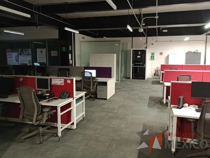 Lote 017 - Estación de trabajo para 10 personas con base metálica y cubierta color blanco - Imagen 2