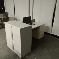 Lote 020 - Estación de trabajo para 1 persona con base metálica y cubierta color blanco