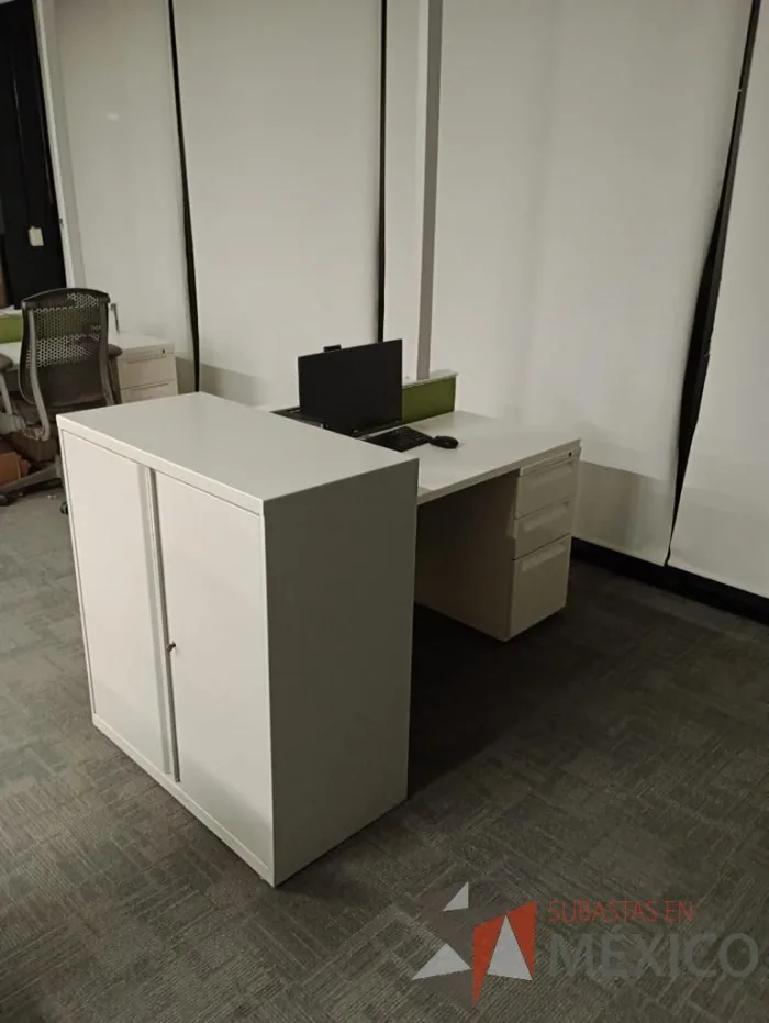 Lote 020 - Estación de trabajo para 1 persona con base metálica y cubierta color blanco