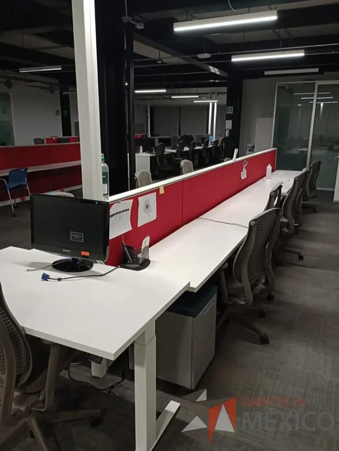Lote 017 - Estación de trabajo para 10 personas con base metálica y cubierta color blanco - Imagen 4