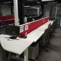 Lote 001 - Estación de trabajo para 12 personas con base metálica y cubierta color blanco