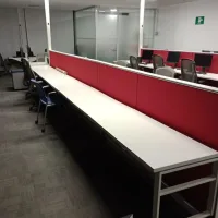 Lote 017 - Estación de trabajo para 10 personas con base metálica y cubierta color blanco - Imagen 5