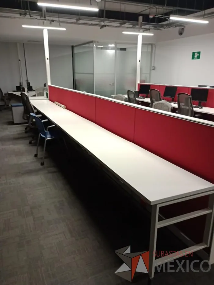 Lote 017 - Estación de trabajo para 10 personas con base metálica y cubierta color blanco - Imagen 5