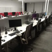 Lote 017 - Estación de trabajo para 10 personas con base metálica y cubierta color blanco - Imagen 6