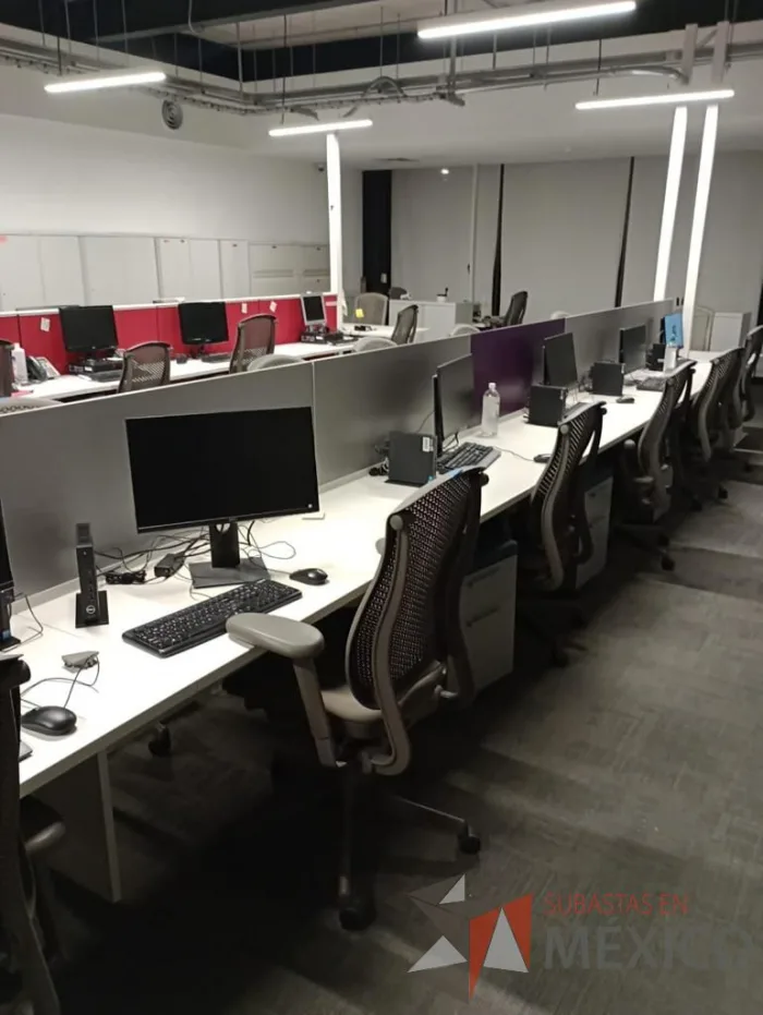 Lote 017 - Estación de trabajo para 10 personas con base metálica y cubierta color blanco - Imagen 6