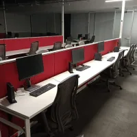 Lote 011 - Estación de trabajo para 12 personas con base metálica y cubierta color blanco - Imagen 7
