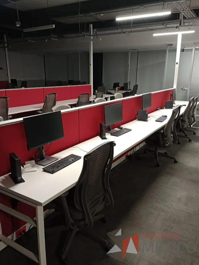 Lote 011 - Estación de trabajo para 12 personas con base metálica y cubierta color blanco - Imagen 7