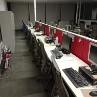Lote 017 - Estación de trabajo para 10 personas con base metálica y cubierta color blanco - Imagen 8