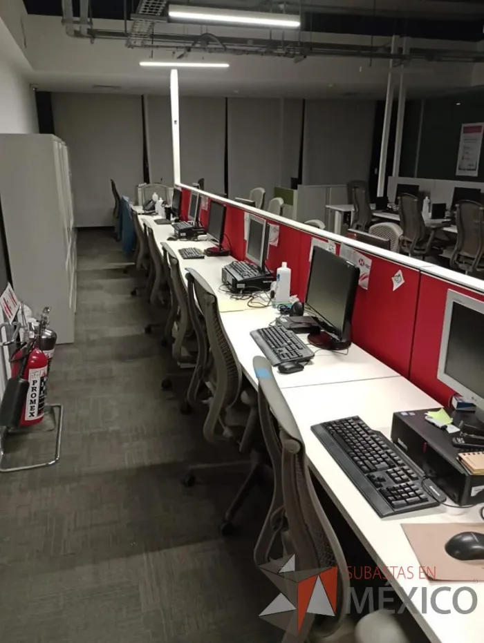 Lote 017 - Estación de trabajo para 10 personas con base metálica y cubierta color blanco - Imagen 8