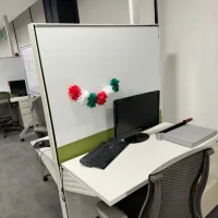 Lote 018 - Estación de trabajo para 2 personas con base metálica y cubierta color blanco, con mampara divisoria de pizarrón