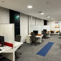 Lote 009 - Estación de trabajo para 2 personas con base metálica y cubierta color blanco - Imagen 2