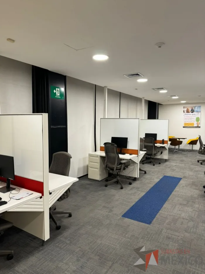 Lote 009 - Estación de trabajo para 2 personas con base metálica y cubierta color blanco - Imagen 2