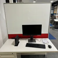 Lote 009 - Estación de trabajo para 2 personas con base metálica y cubierta color blanco
