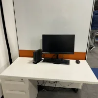 Lote 019 - Estación de trabajo para 2 personas con base metálica y cubierta color blanco