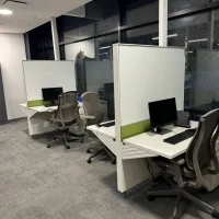 Lote 018 - Estación de trabajo para 2 personas con base metálica y cubierta color blanco, con mampara divisoria de pizarrón - Imagen 4