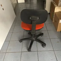 Lote 072 - Silla secretarial con ruedas, asiento y respaldo en tela naranja - Imagen 5