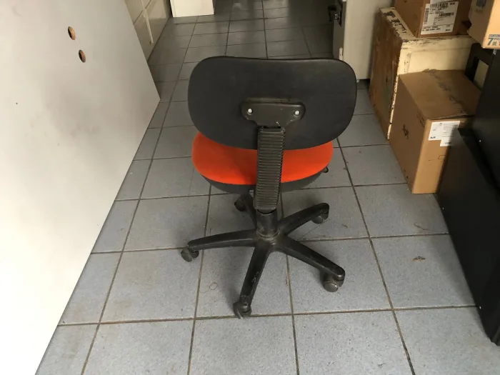 Lote 072 - Silla secretarial con ruedas, asiento y respaldo en tela naranja - Imagen 5