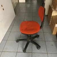 Lote 072 - Silla secretarial con ruedas, asiento y respaldo en tela naranja - Imagen 4